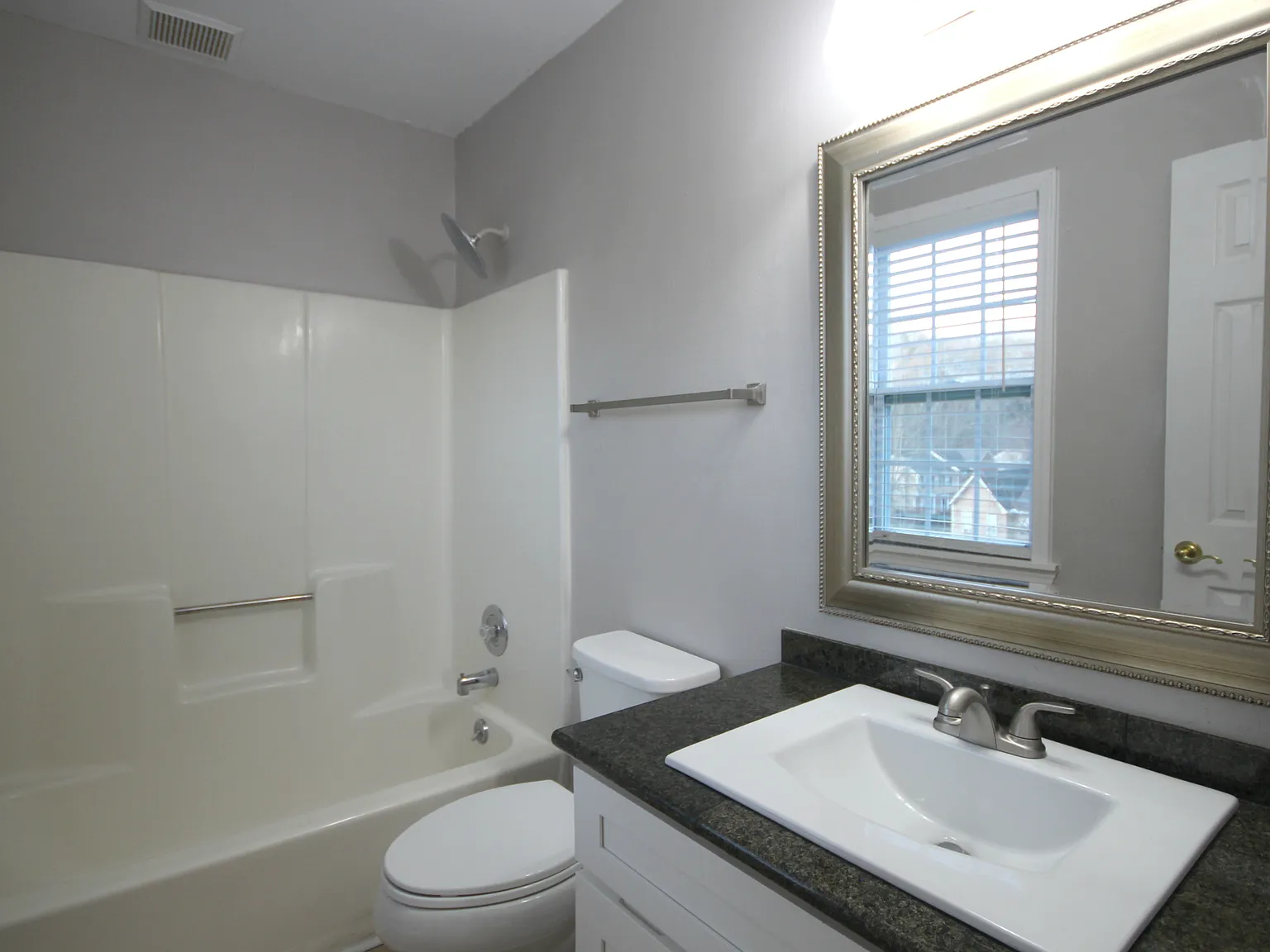 3 bed, 2.5 bath, 1332 sqft, $1,995 — Photo 3