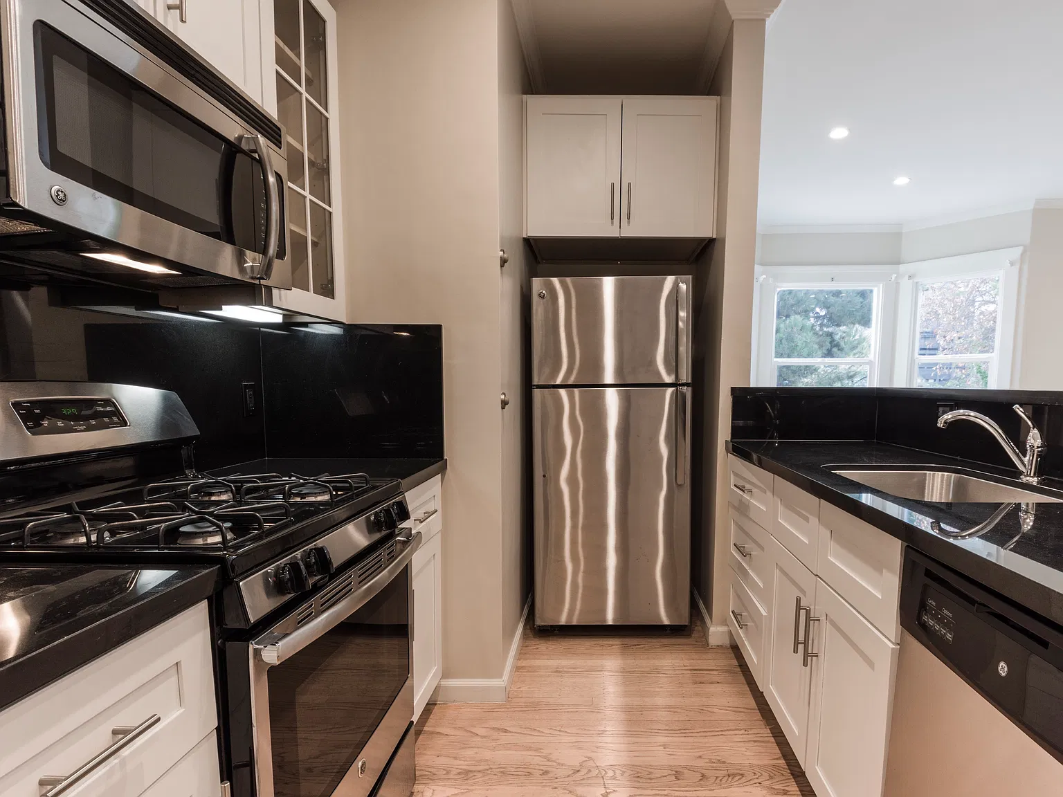 Spacious Marina Junior 1BR/1BA with High Ceilings, In-Unit Laundry & Parking Available — Photo 2