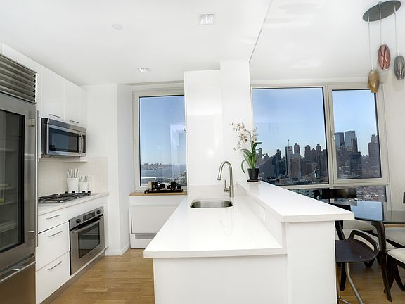 3rd image of 635 W 42nd St APT 28E