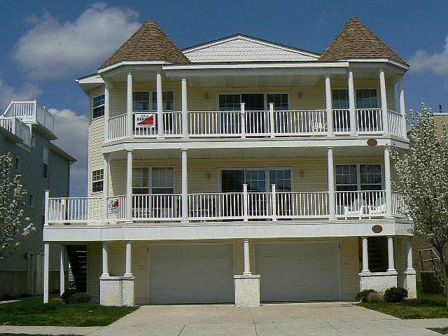 1st image of 922 Bay Ave #B