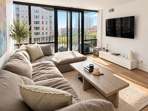 5th image of 1309 N Wells St APT 706