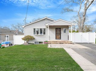 7 Awixa Pl, Selden, NY 11784