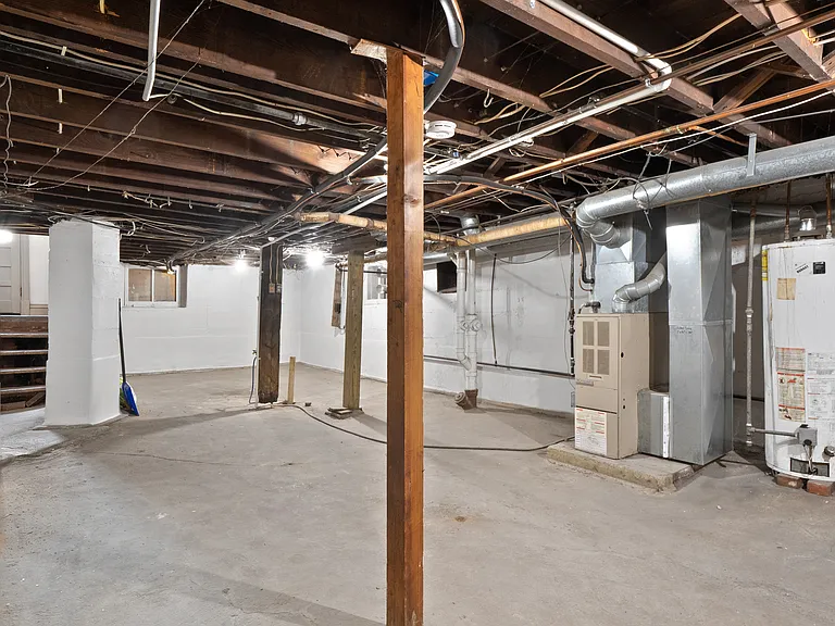 Basement (laundry/storage)