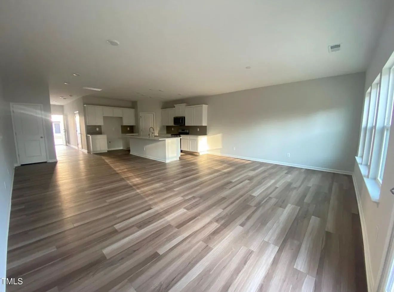 3 bed, 2.5 bath, 1969 sqft, $2,100 — Photo 4
