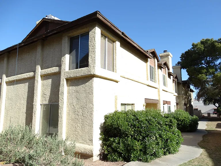 555 Kristin Ln — Photo 1