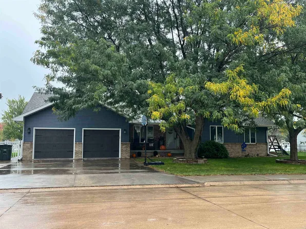 3202 Lakepark Ln, Hastings, NE 68901