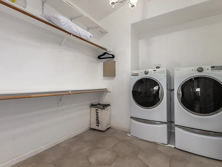 1142 E Kings Ave — Photo 40