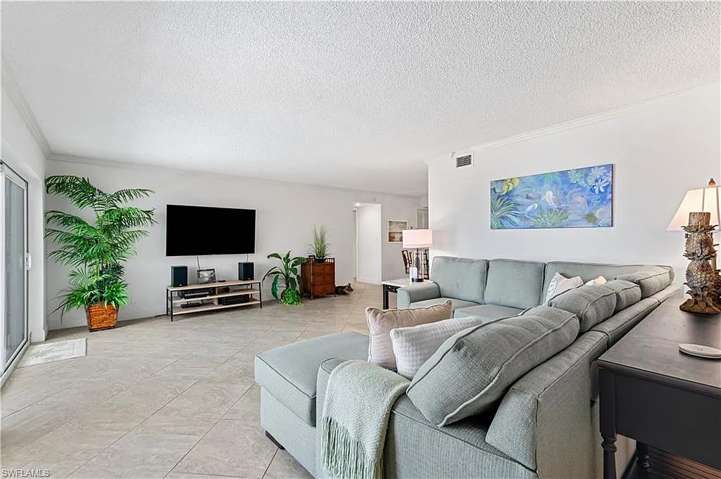 2 bed, 2.0 bath, 1581 sqft, $4,000 — Photo 3
