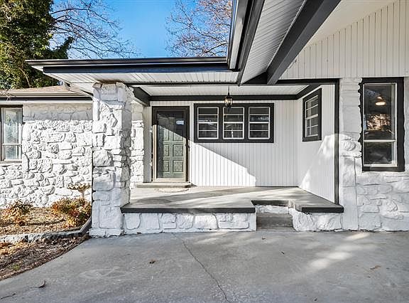 4th image of 1218 N Ash Ave W