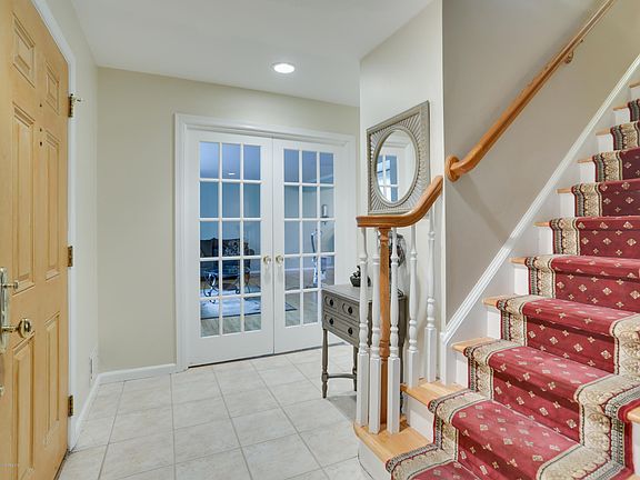 4th image of 18 Saratoga Dr