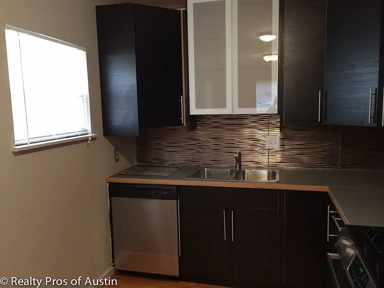 705 Upson St — Photo 6