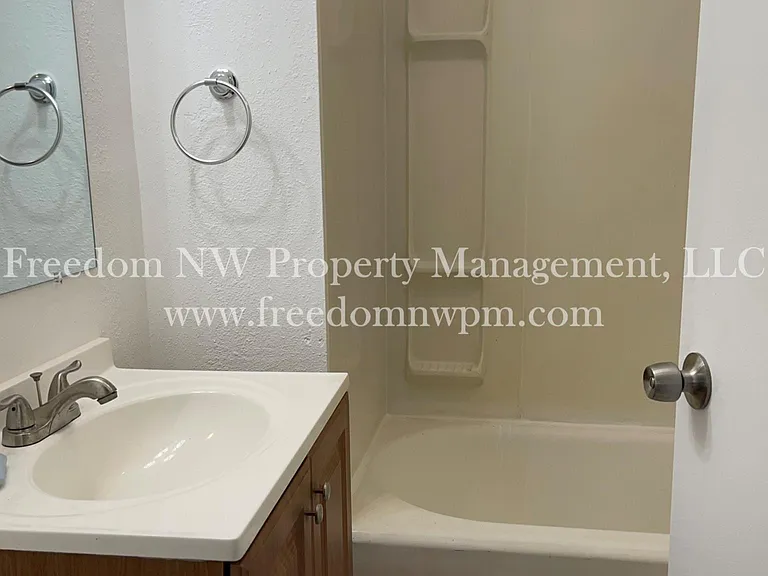 515 Phoenix St NE — Photo 8