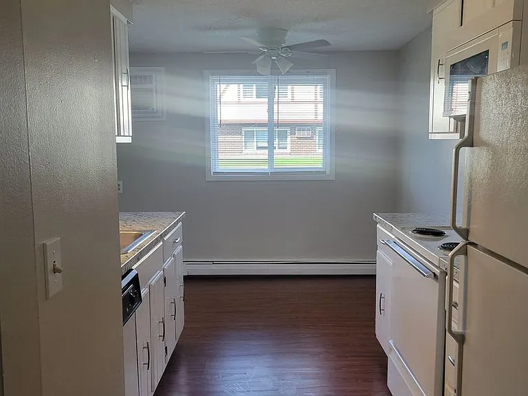 Tudor Heights Apartments — Photo 23