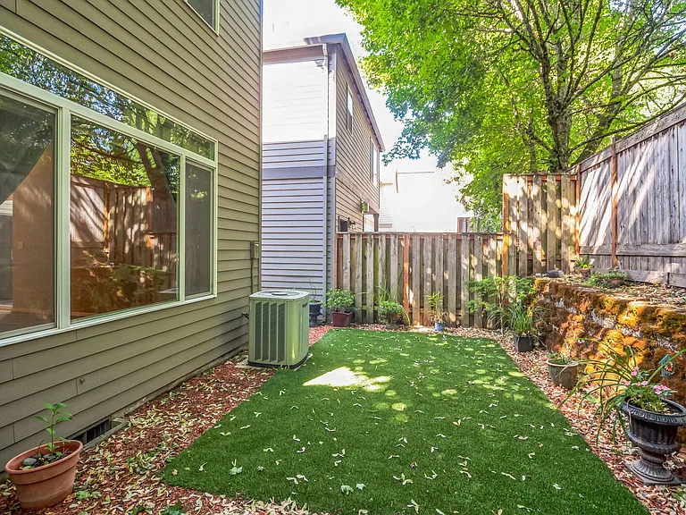 949 SE Tamango St — Photo 10