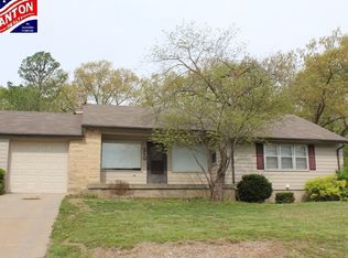 210 Ridge Dr, Manhattan, KS 66502
