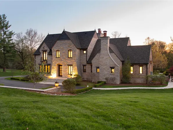 44 Overhills Dr, Saint Louis, MO 63124