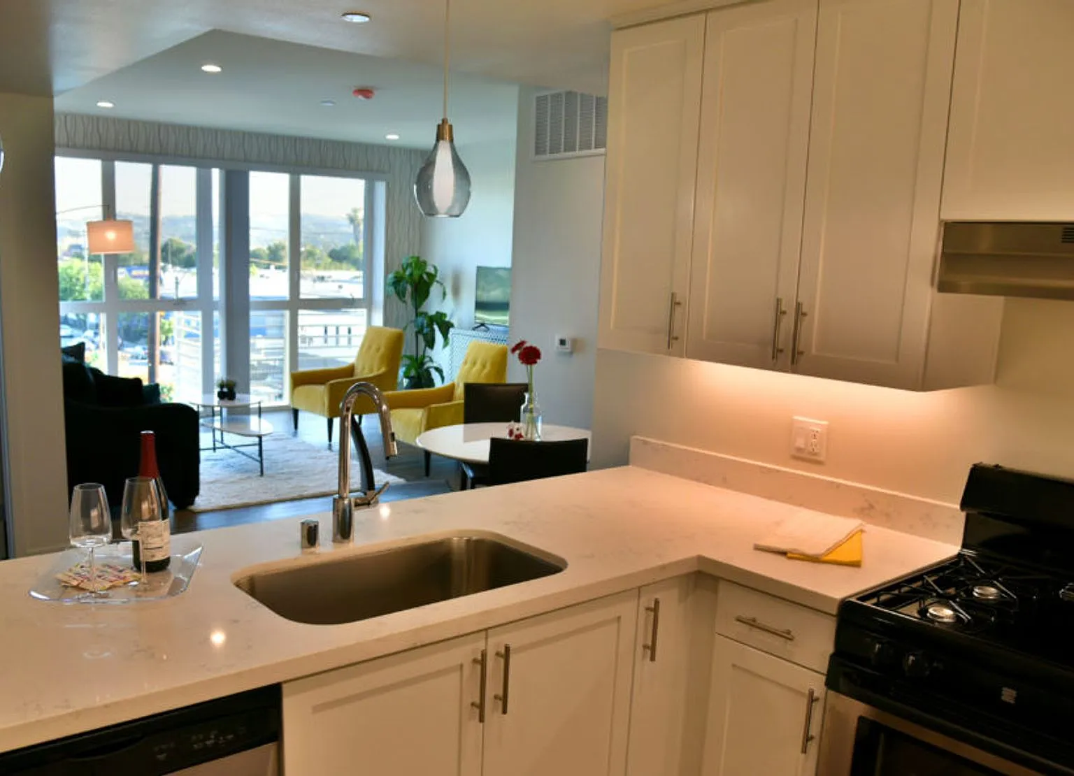 6200 Kester Ave Apartments — Photo 3