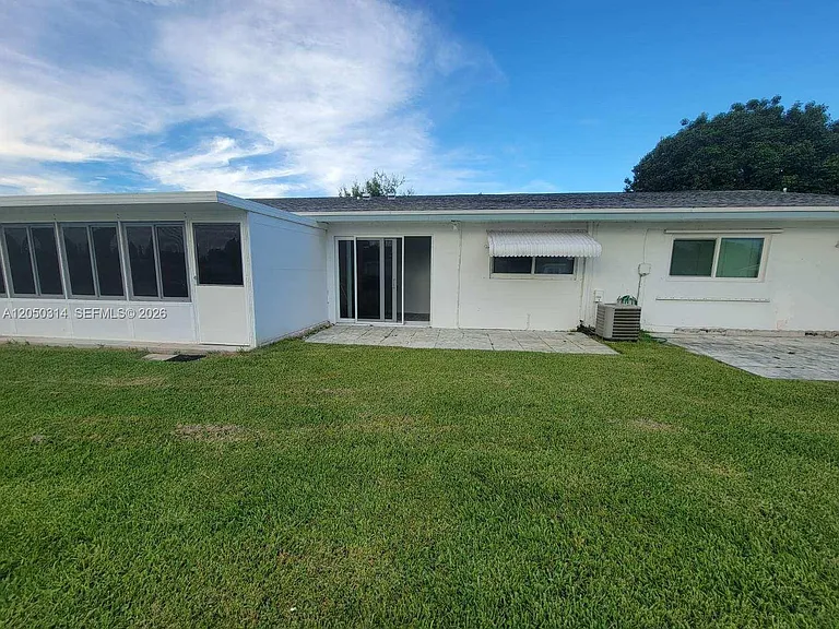 1009 NW 88th Ave #B87 — Photo 8