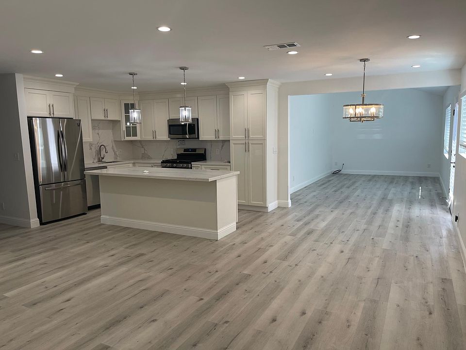 Open concept kitchen/living room and family room, free flow open floor plan!