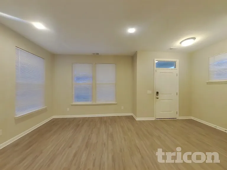 301 Thomas Point Dr — Photo 3