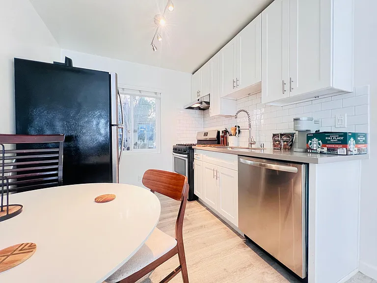 5525 Harold Way #15 — Photo 7