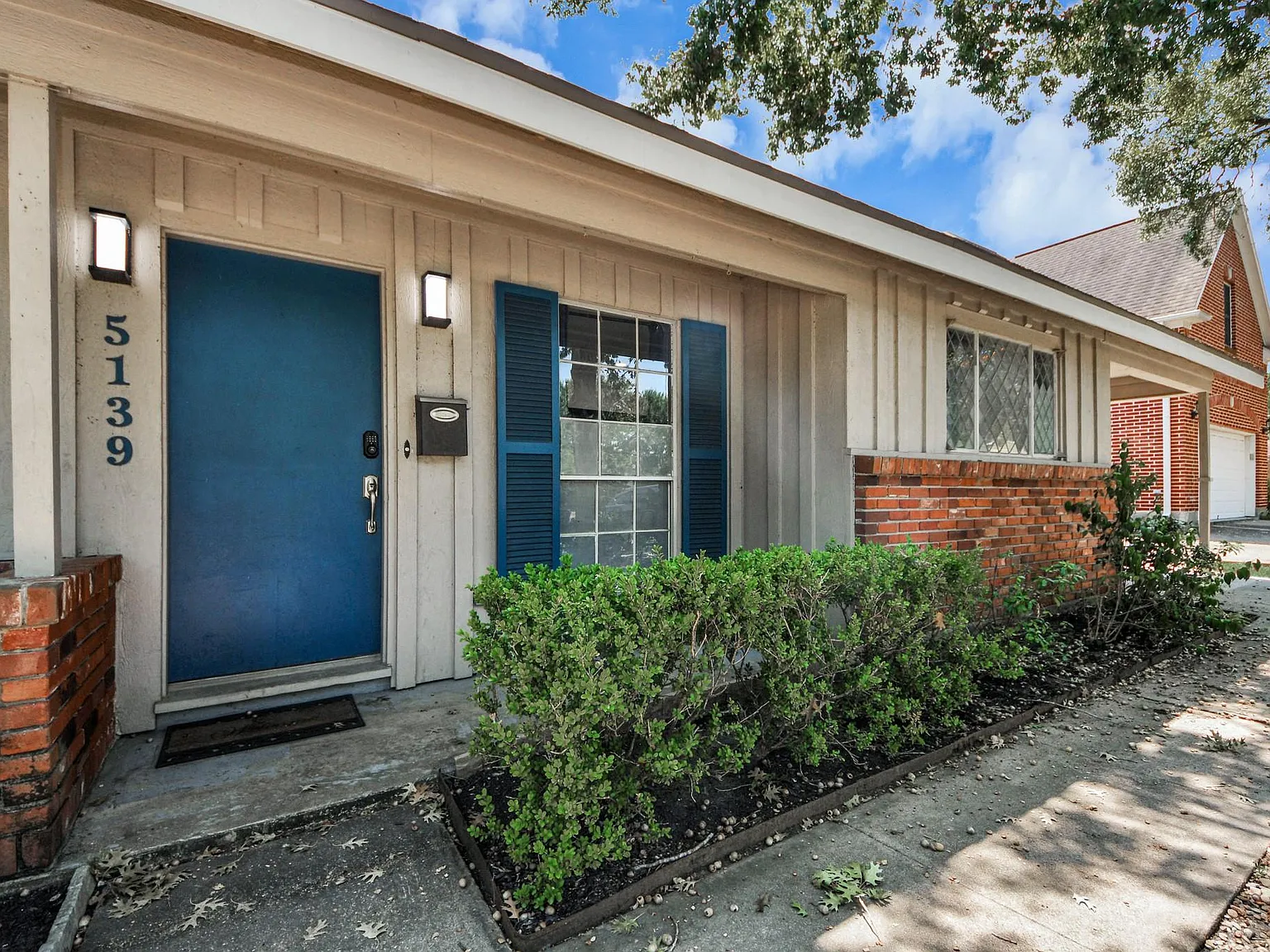3 bed, 2.0 bath, 1595 sqft, $2,990 — Photo 2