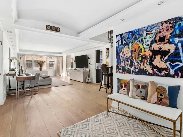 1025 5th Avenue image 1 of 13