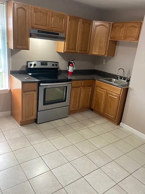 3 bed, 1100 sqft, $2,200 — Photo 4