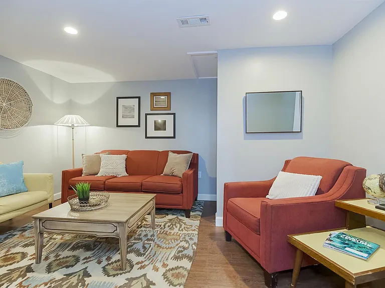 300 SE Chicago St — Photo 2