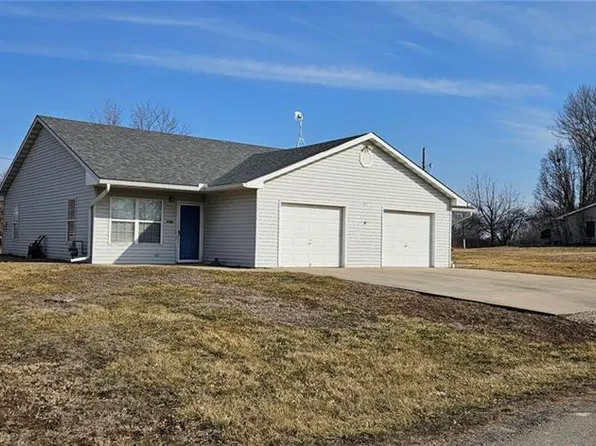 304 E 16th St, Holden, MO 64040