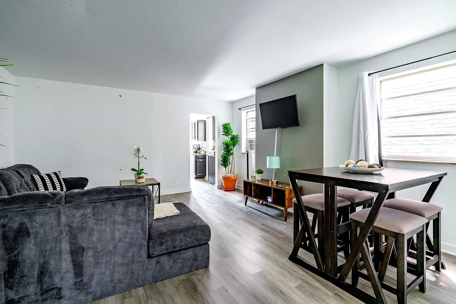 1 bed, 1.0 bath, 742 sqft, $3,065 — Photo 3