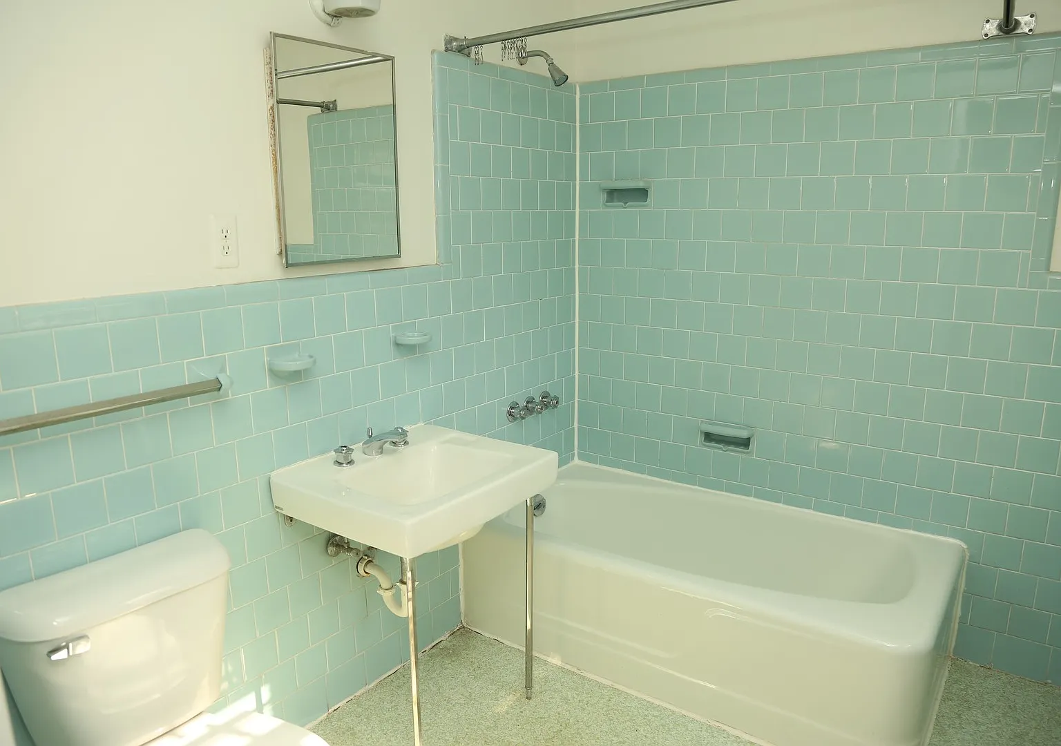 Spacious 5-Bedroom, 3-Bath Brick Home Available for the 20272028 Term! — Photo 3