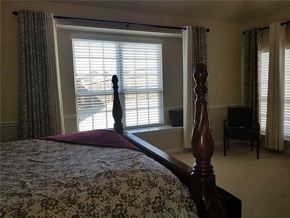 5th image of 947 Woodrow Dr