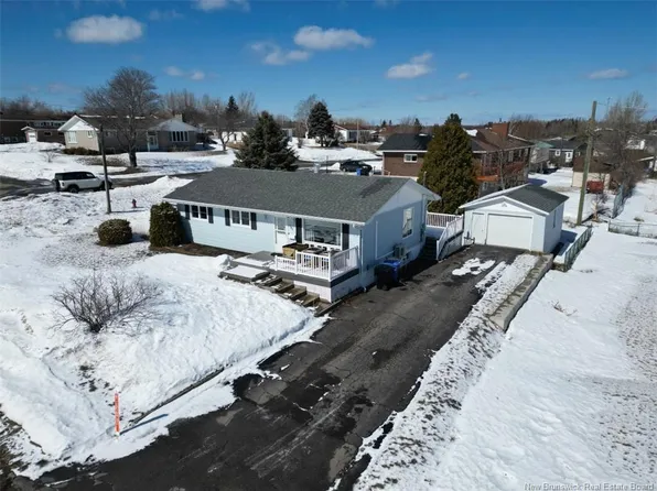 190 Neil Dr, Bathurst, NB E2A 3E4