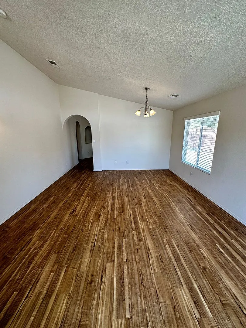 4 bed 2 bath home in Huning Ranch — Photo 3