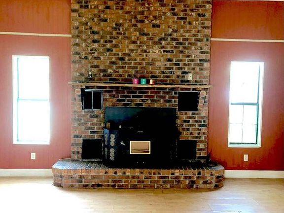 3rd image of 902 W Hinton Ave