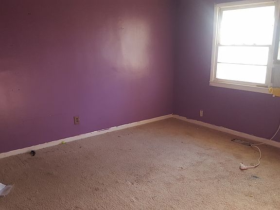 5th image of 320 E Avenue C