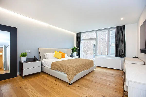 Sold by R New York | media 4