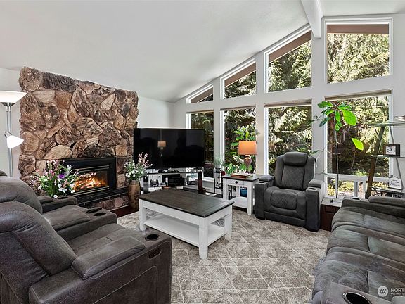 3rd image of 6925 Royalwood Court SE