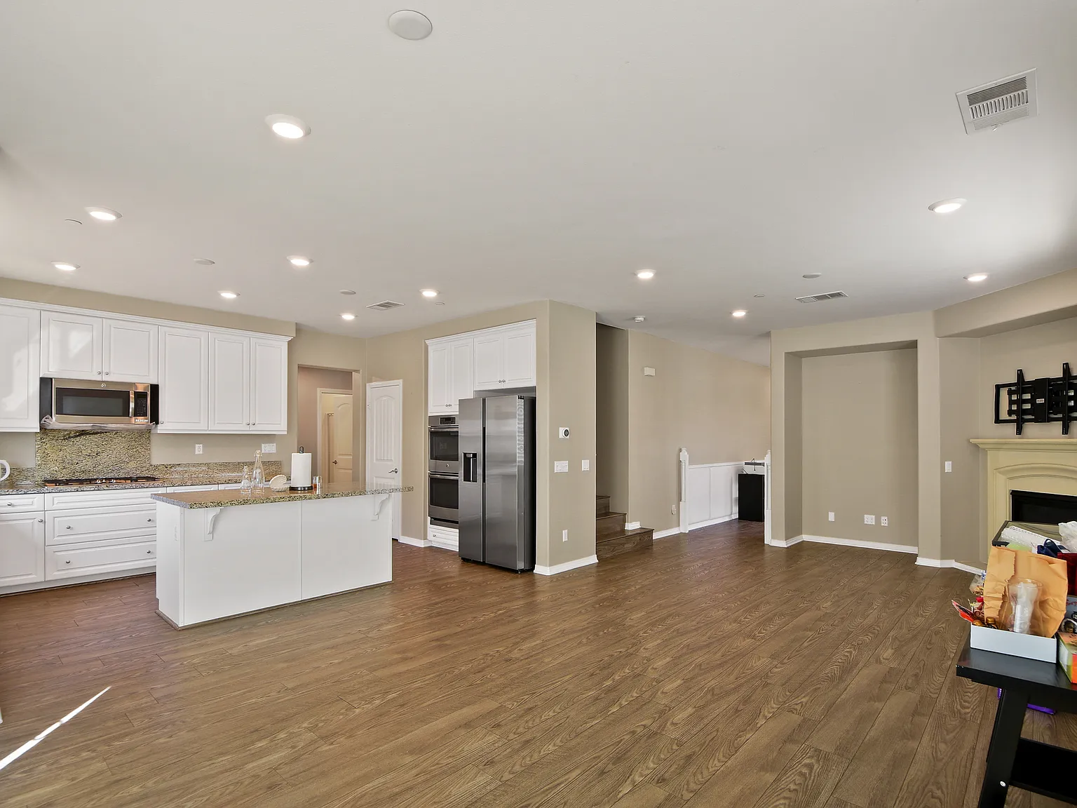 4 bed, 2366 sqft, $3,800 — Photo 3