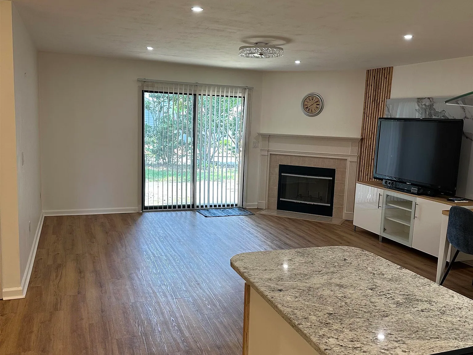 2 bed, 1194 sqft, $1,800 — Photo 2