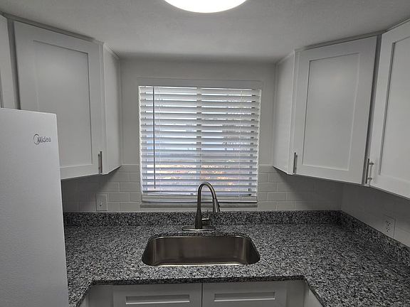 3rd image of 516 12th Ave NE APT 3