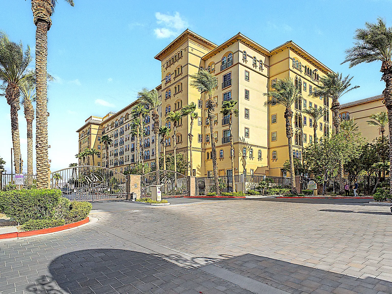 2 bed, 2.5 bath, 1196 sqft, $3,700 — Photo 2