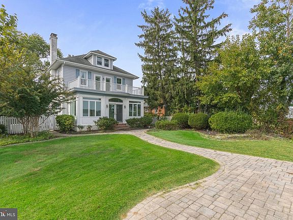 3rd image of 378 Magothy Rd