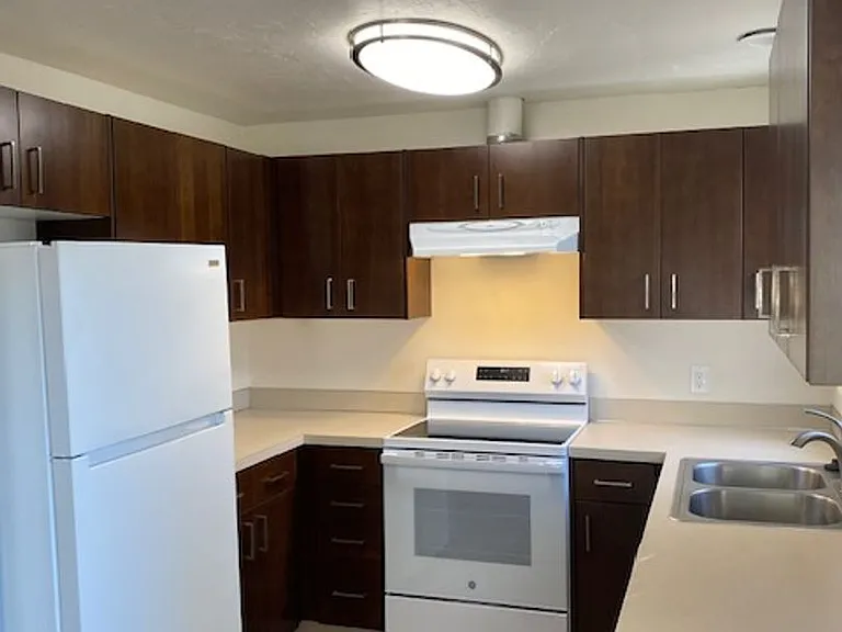 Southgate Apartments — Photo 11