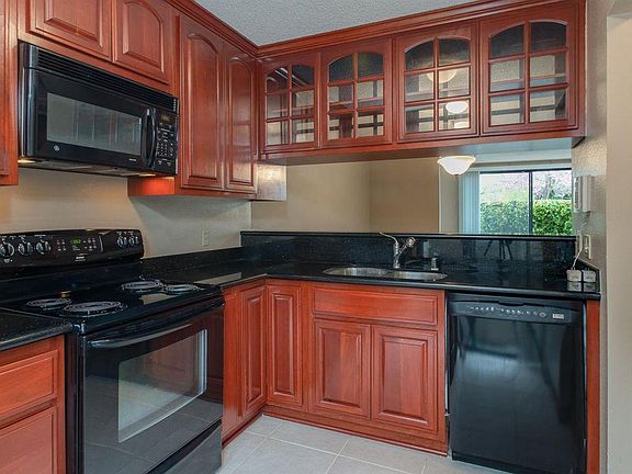 3rd image of 898 Woodside Ln E Unit 2
