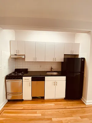 Rented by Metropolis Real Estate of Manhattan | media 9