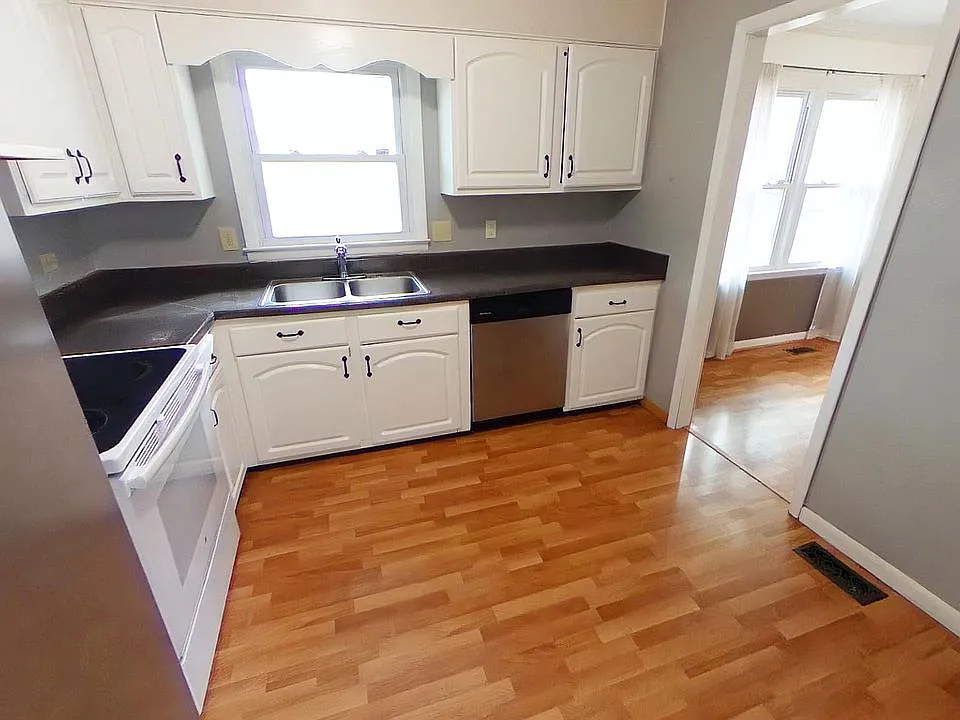 4 bed, 2.5 bath, 2050 sqft, $1,850 — Photo 2