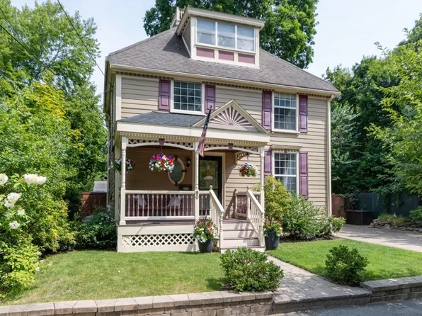 80 Hamilton St, Hyde Park, MA 02136