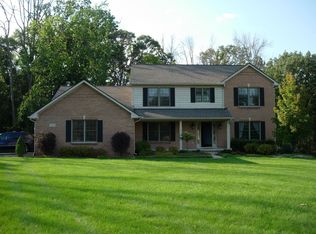 7515 E Lake Dr, Brighton, MI
